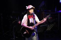 アラレで弾き語り
